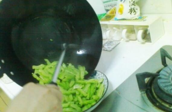 苦瓜炒鸡蛋的流程怎么样